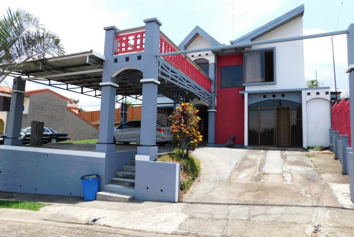 2 Story Townhouse in Condominium 5 min from Grecia town