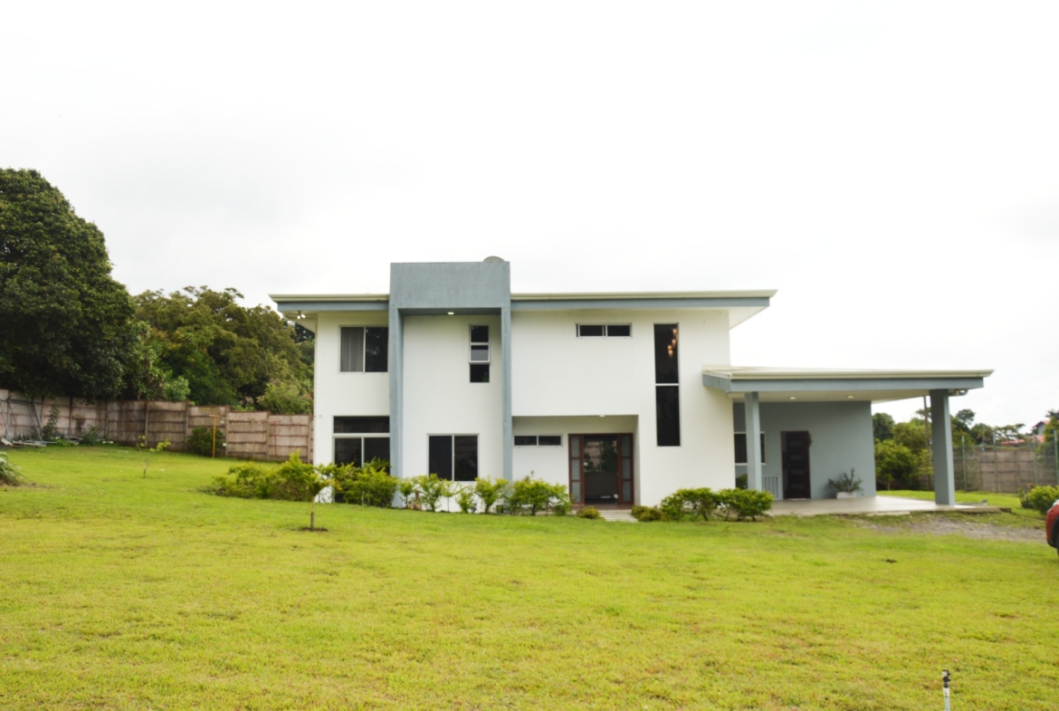 Elegant and Modern 5 BR House at the foot of the Poas Volcano