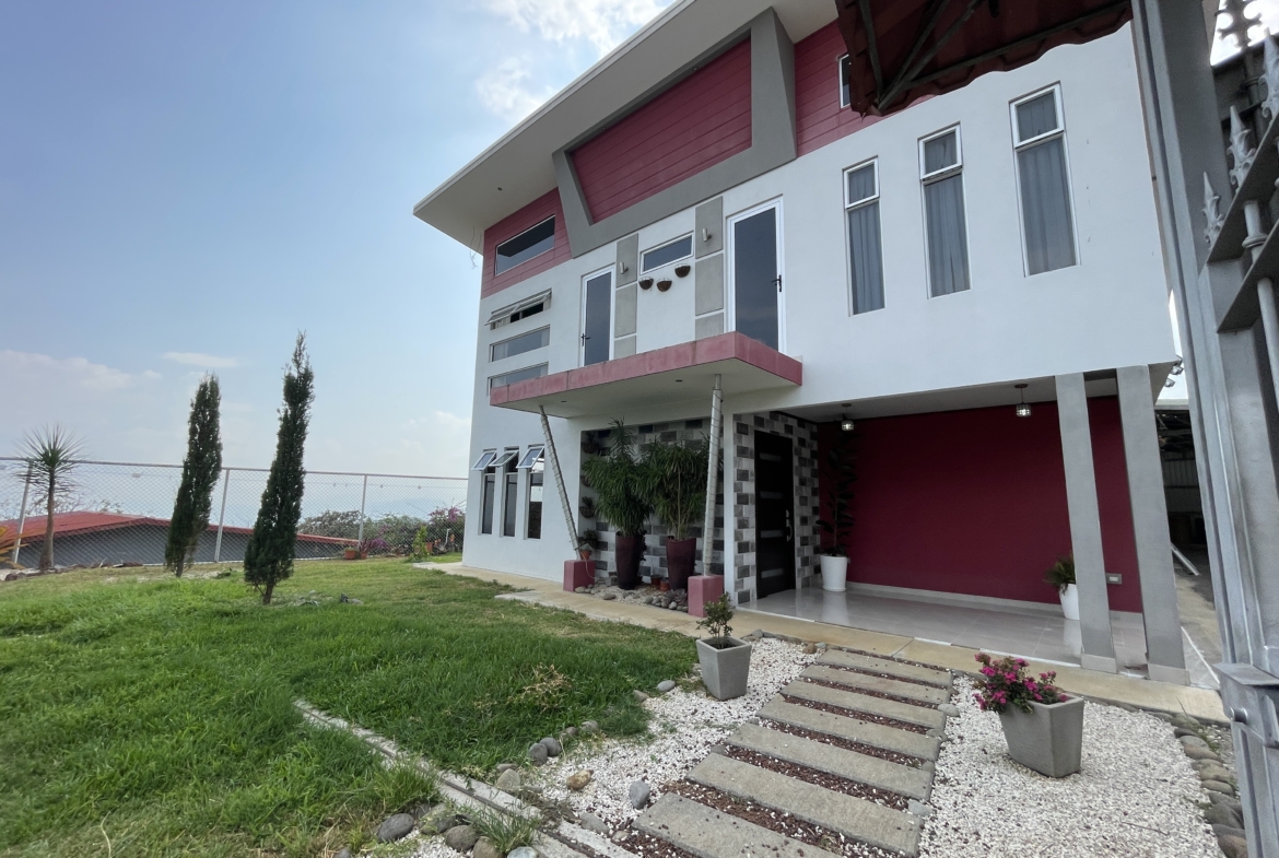 Newer Spacious 4 BR Family Home in Lovely San Luis Grecia