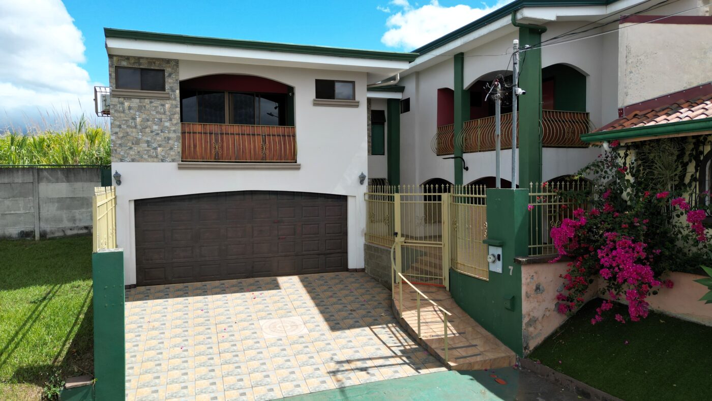 2‑Story home in a nice, quiet, and secure residential area, within walking distance of Grecia.