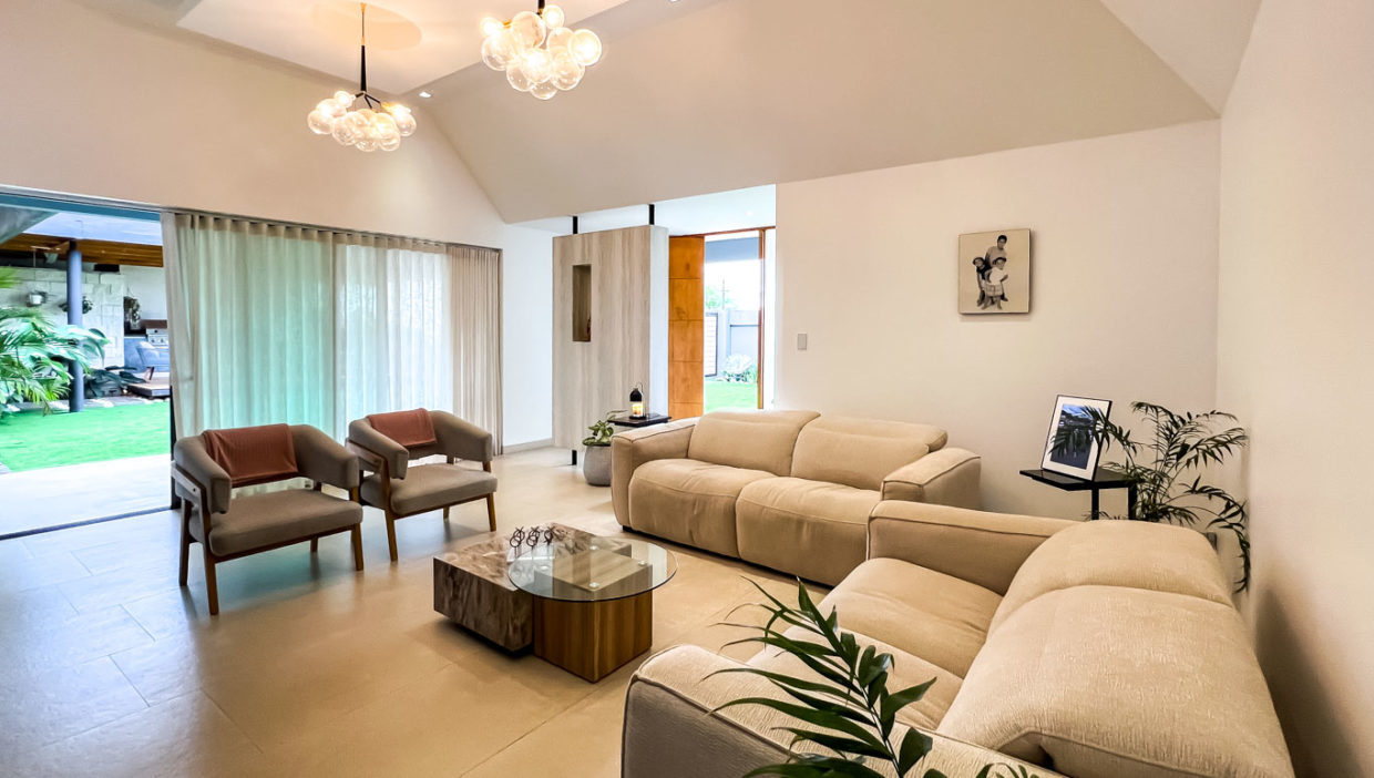 Ample-house-for-sale-with-pool-and-spectacular-social-area-Palmares-1