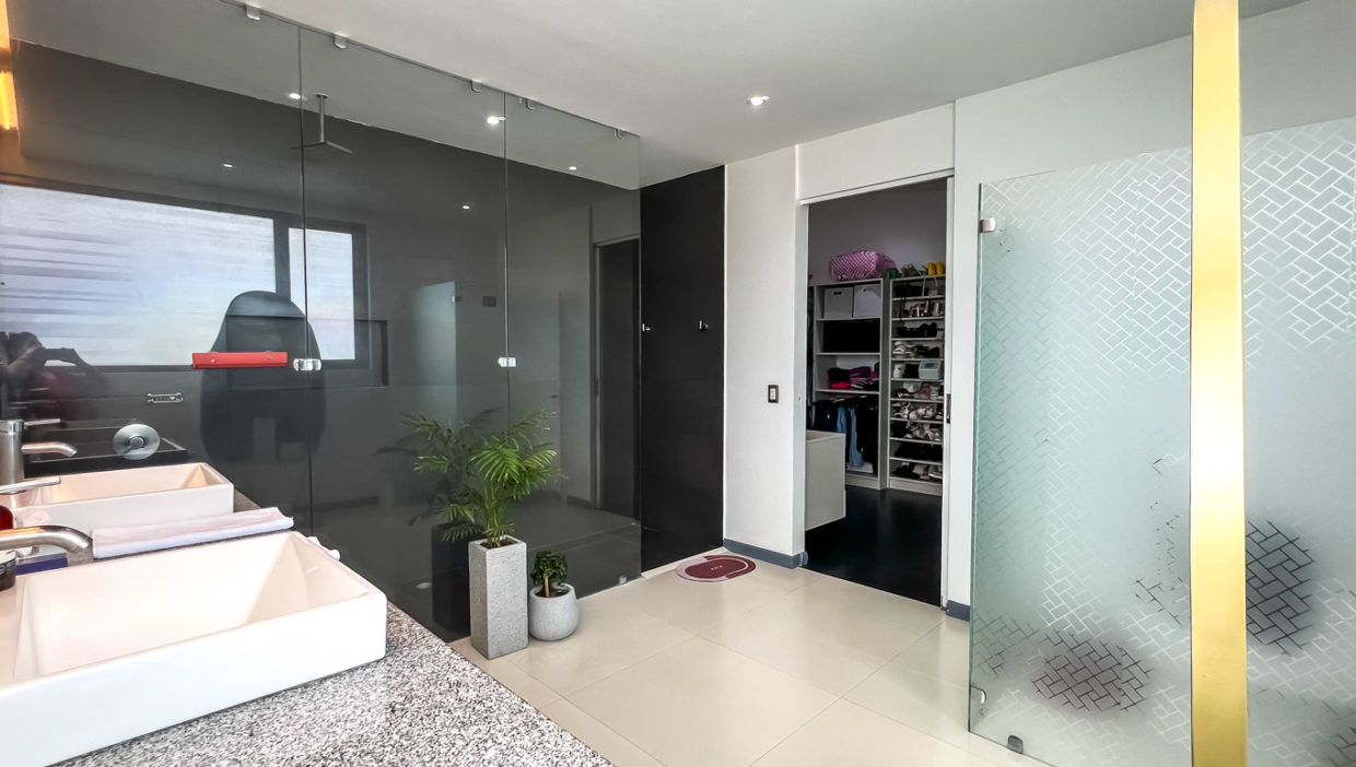Ample-house-for-sale-with-pool-and-spectacular-social-area-Palmares-12