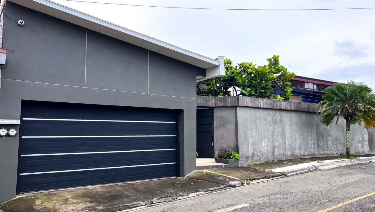 Ample-house-for-sale-with-pool-and-spectacular-social-area-Palmares-32