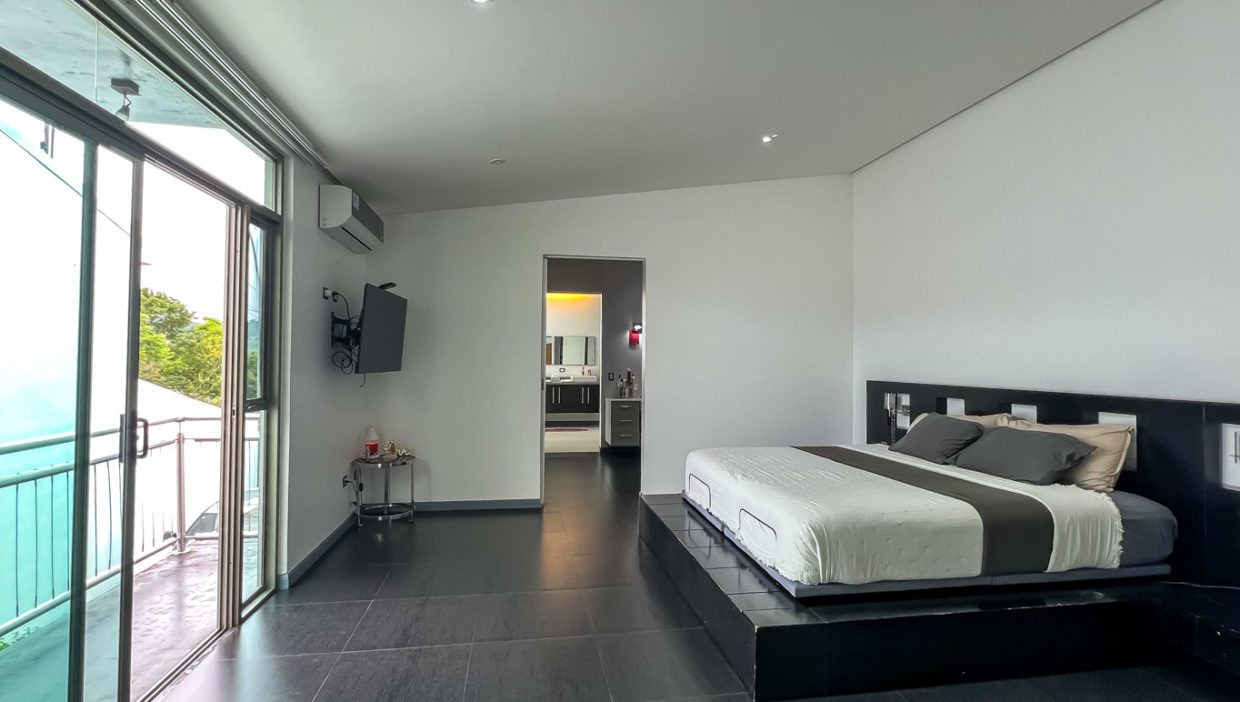 Ample-house-for-sale-with-pool-and-spectacular-social-area-Palmares-9