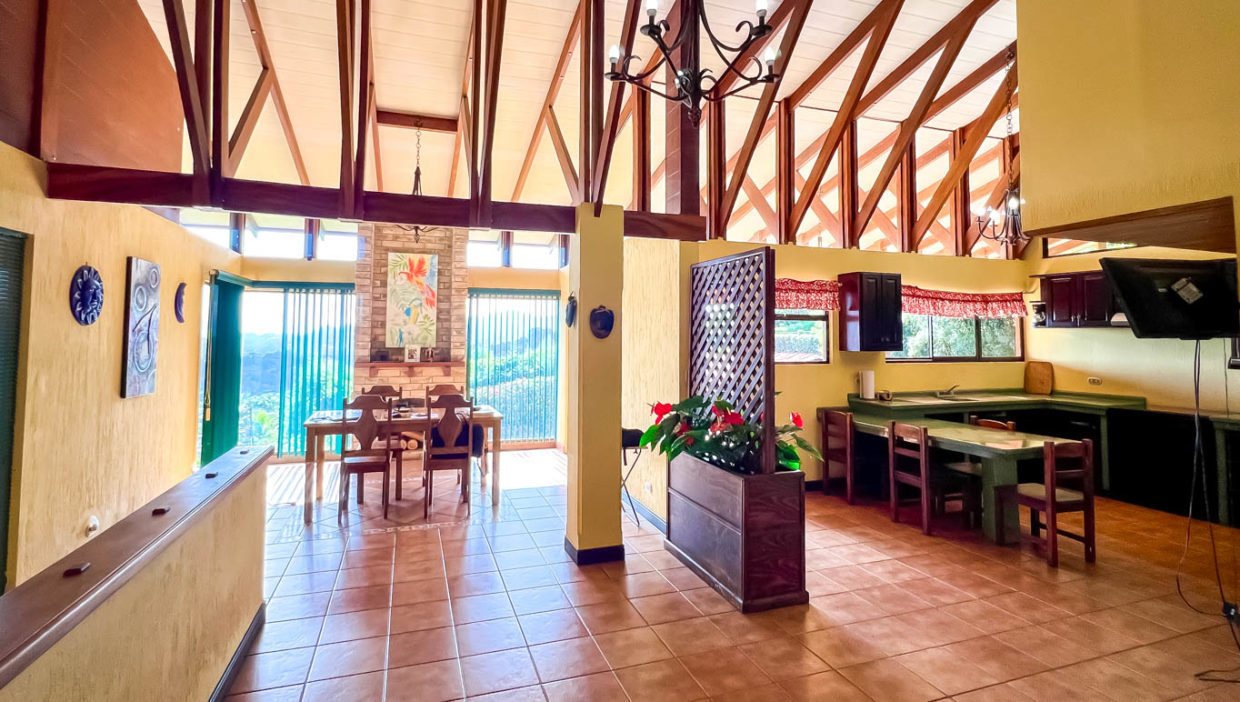 Beautiful-house-with-views-in-a-2.75-acres-lot-Palmares-10
