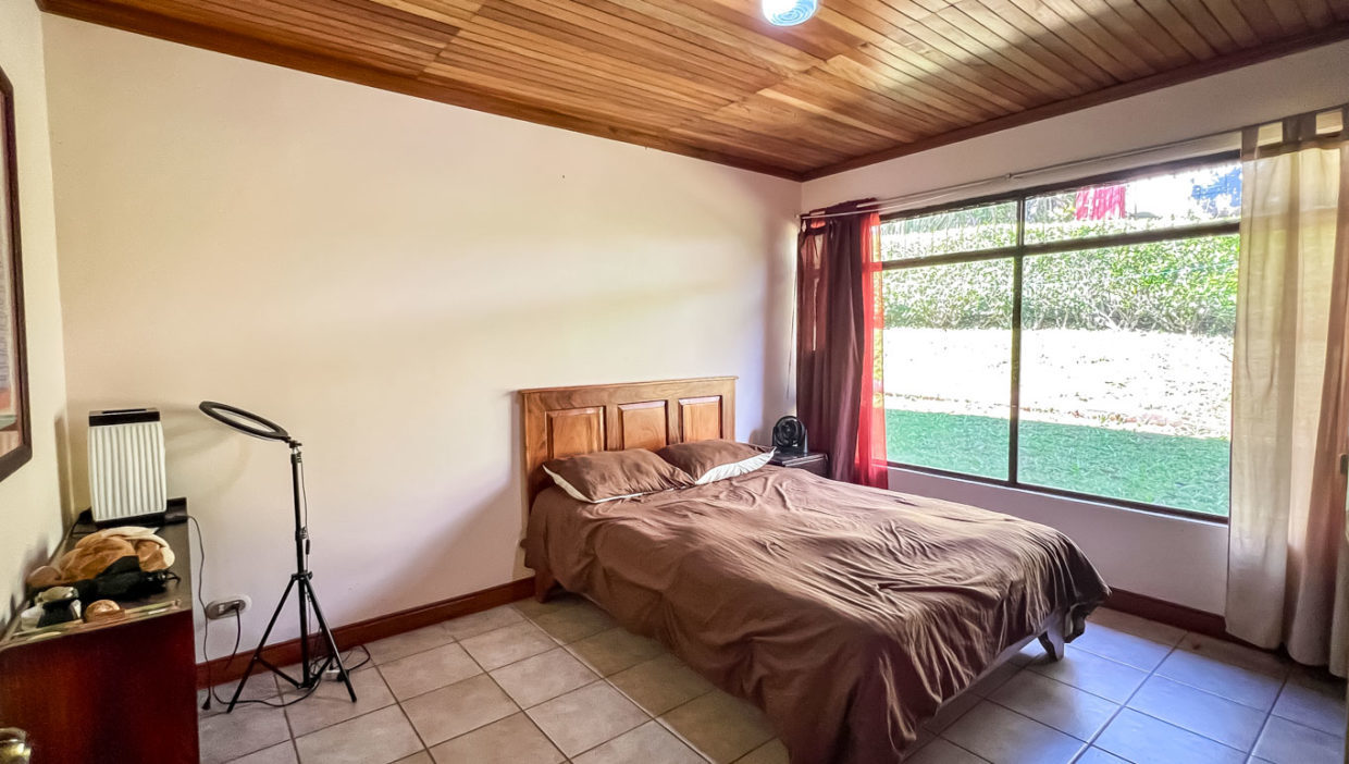 Beautiful-house-with-views-in-a-2.75-acres-lot-Palmares-18