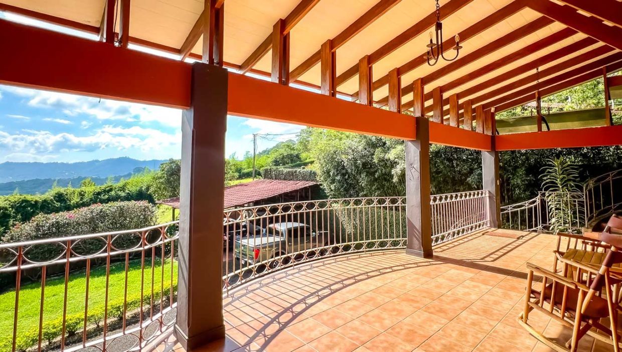 Beautiful-house-with-views-in-a-2.75-acres-lot-Palmares-2