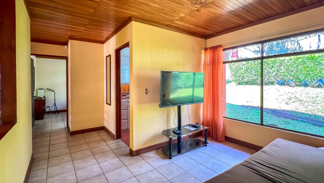 Beautiful-house-with-views-in-a-2.75-acres-lot-Palmares-22