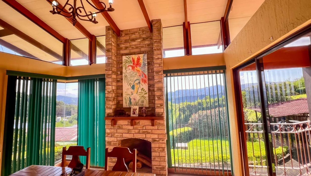 Beautiful-house-with-views-in-a-2.75-acres-lot-Palmares-8