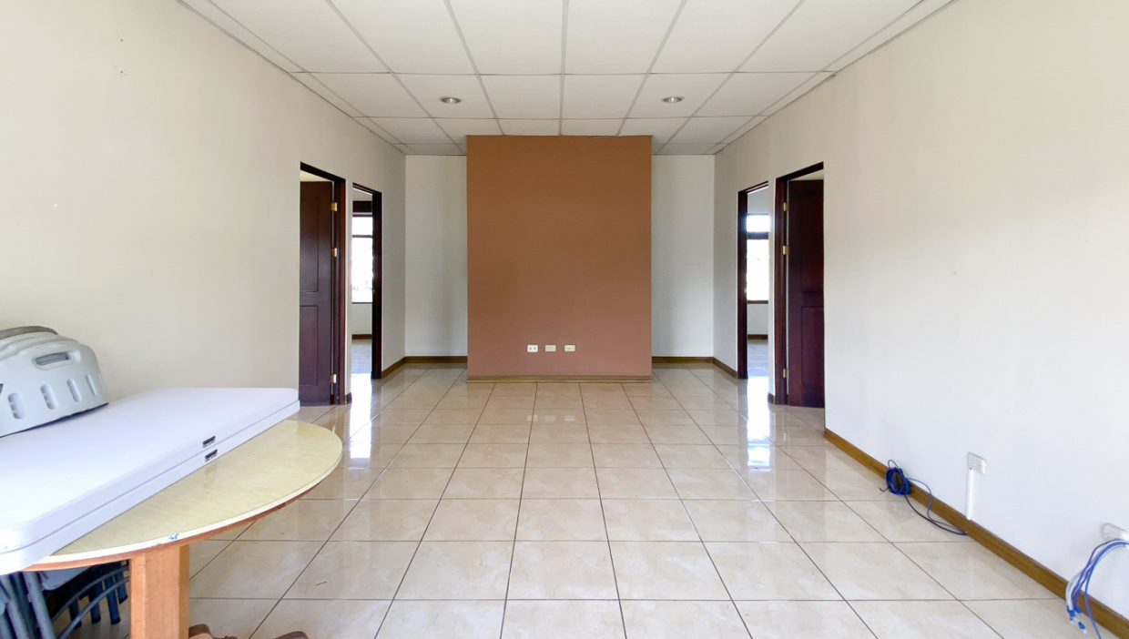 Comercial-property-sale-offices-big-parking-lot-Naranjo-11