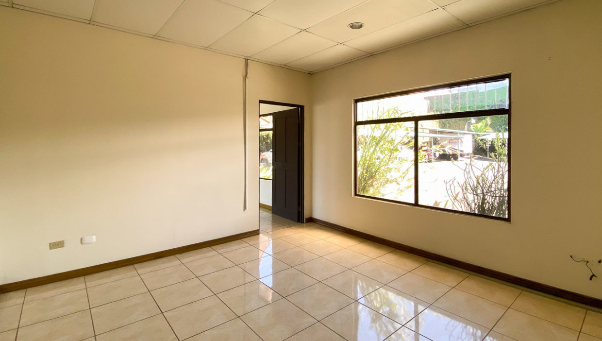 Comercial-property-sale-offices-big-parking-lot-Naranjo-12