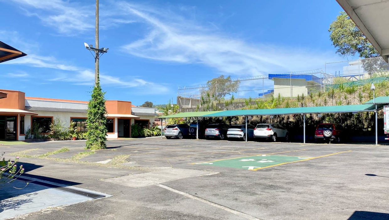 Comercial-property-sale-offices-big-parking-lot-Naranjo-20