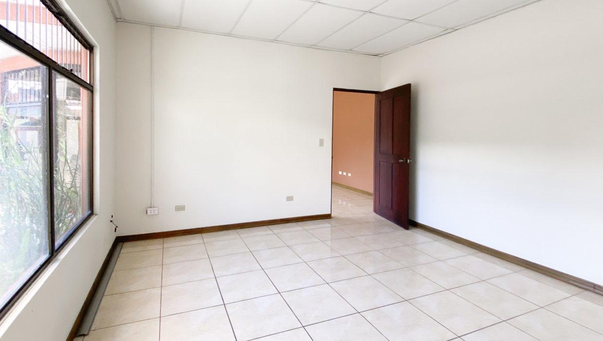 Comercial-property-sale-offices-big-parking-lot-Naranjo-3