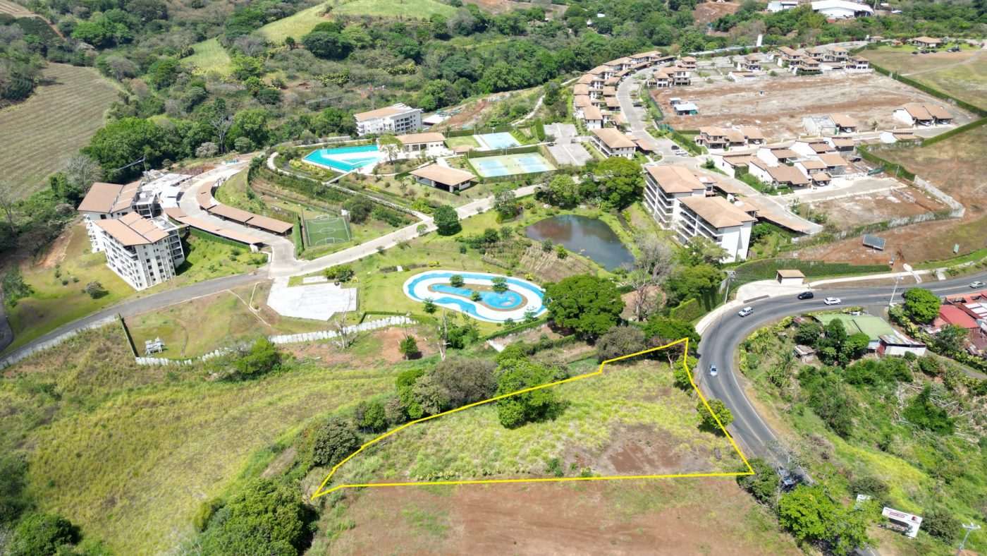 Amazing lot in the heart of the major development area in Grecia.