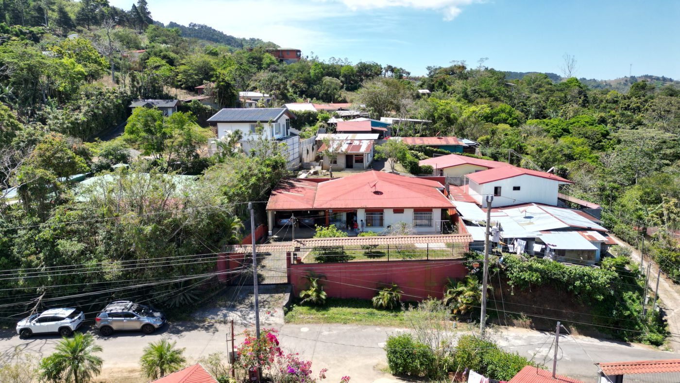 Spacious single-floor house in Santiago, San Ramon, Alajuela.