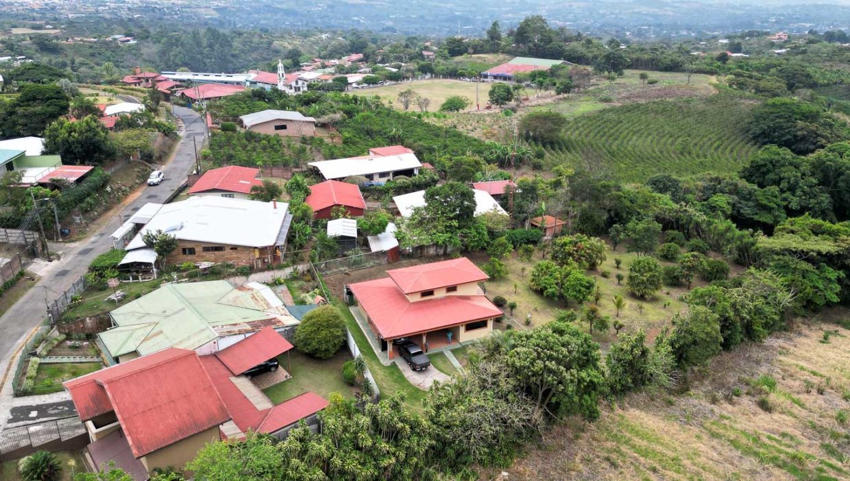 House-with-big-lot-and-views-for-sale-in-desirable-San-Isidro-Grecia-3