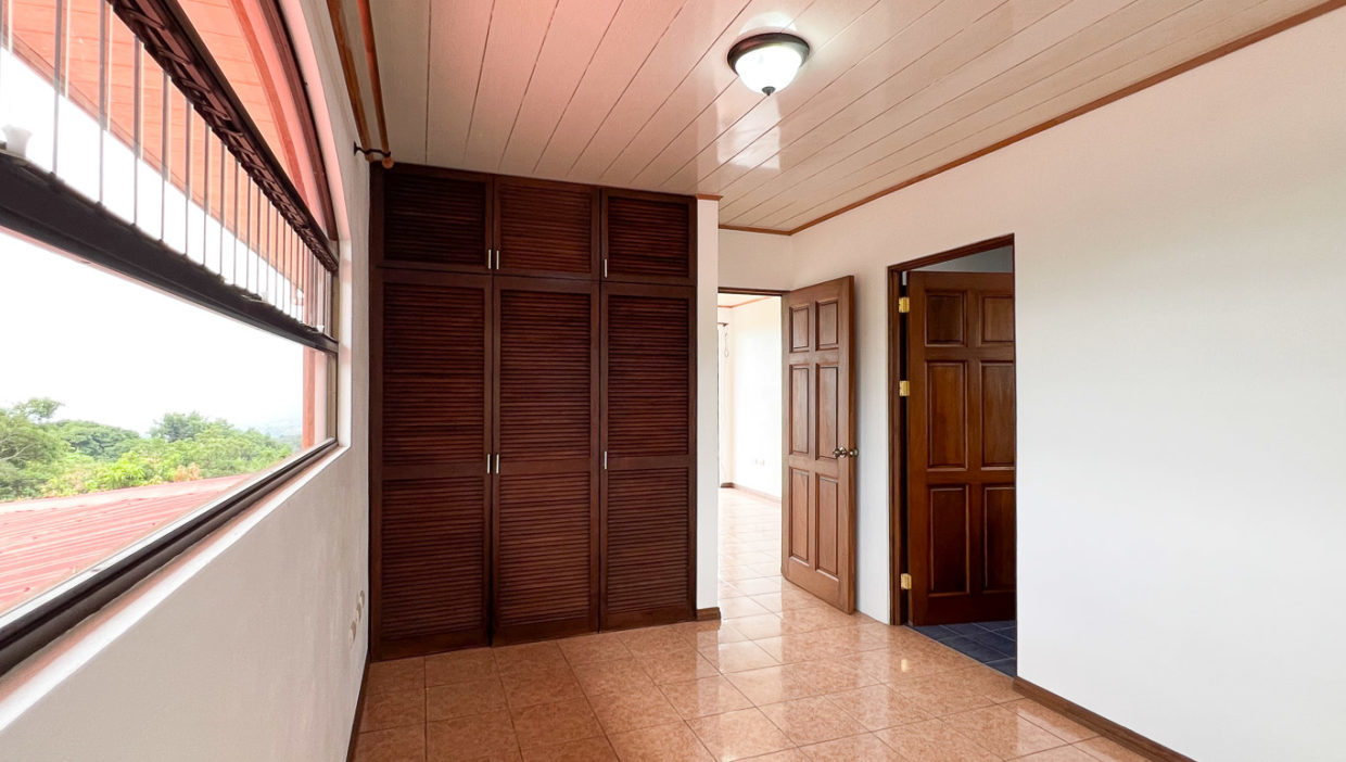 House-with-big-lot-and-views-for-sale-in-desirable-San-Isidro-Grecia-6