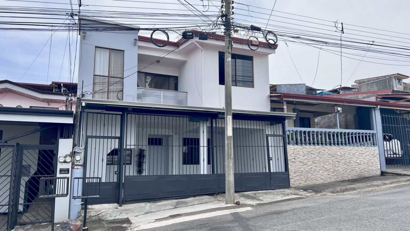 Four-bedroom house within walking distance of downtown Grecia.