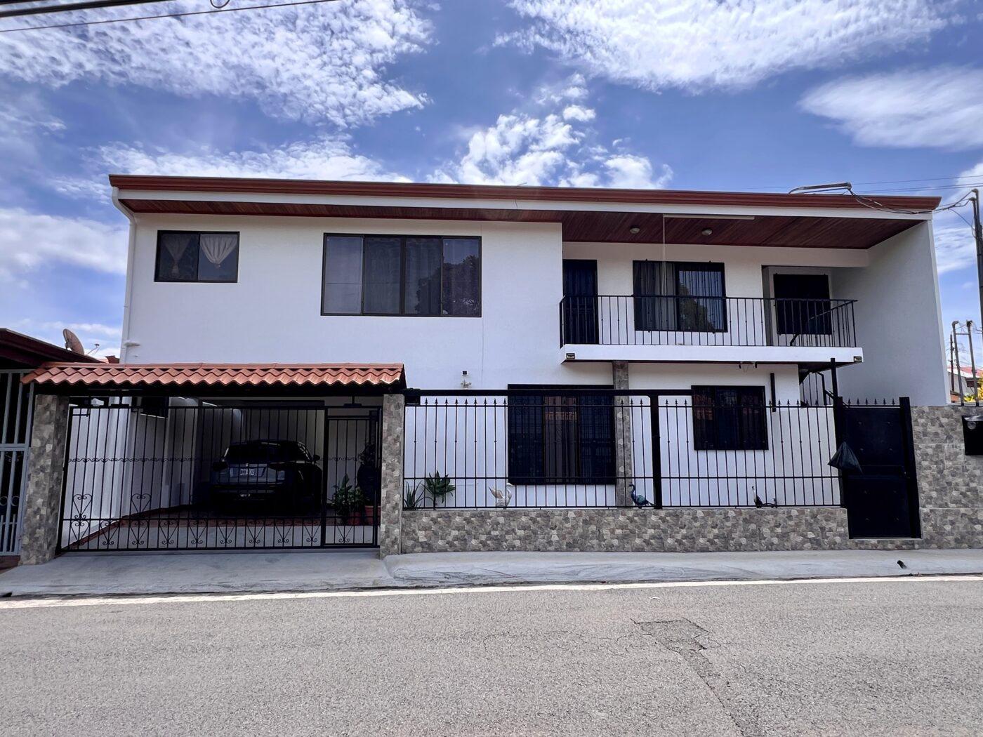 Amazing investment property within walking distance of Atenas.