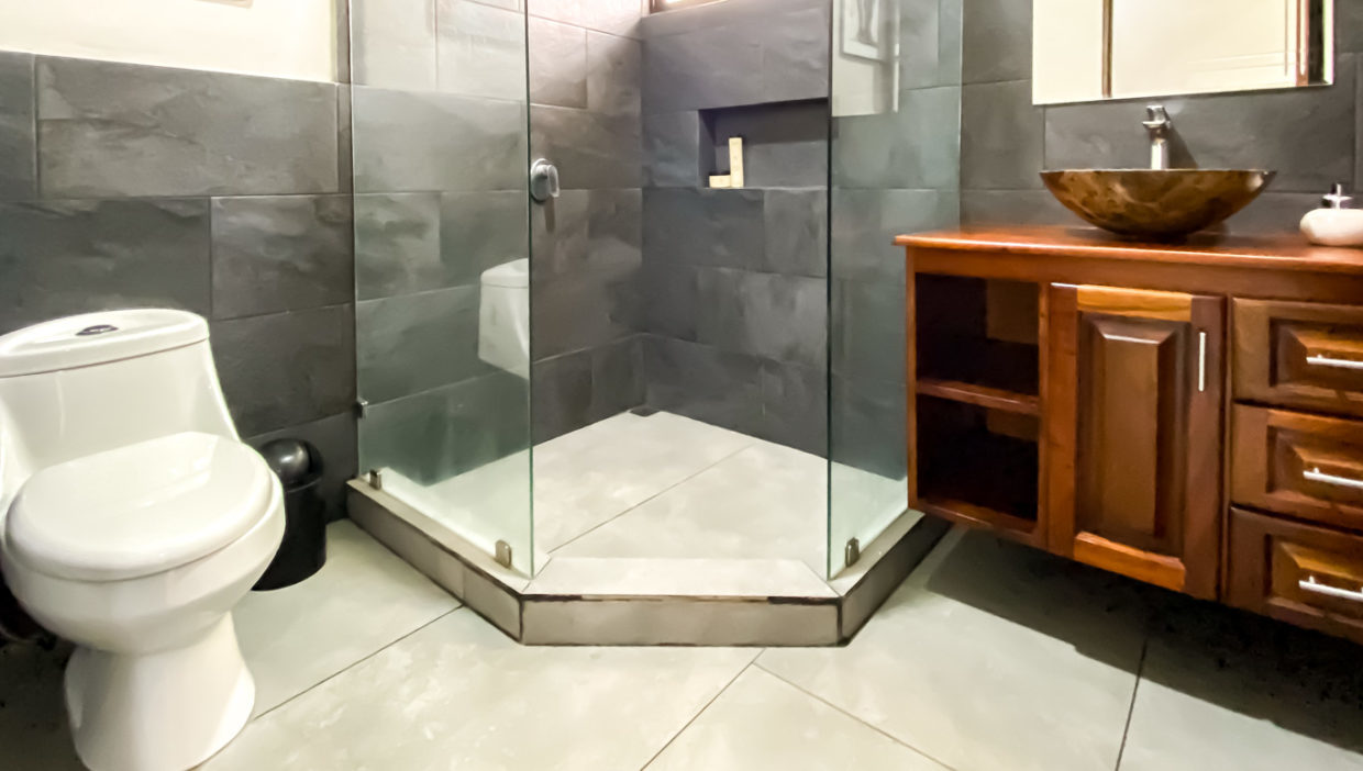 Independent-modern-house-with-big-yard-for-sale-Palmares-11
