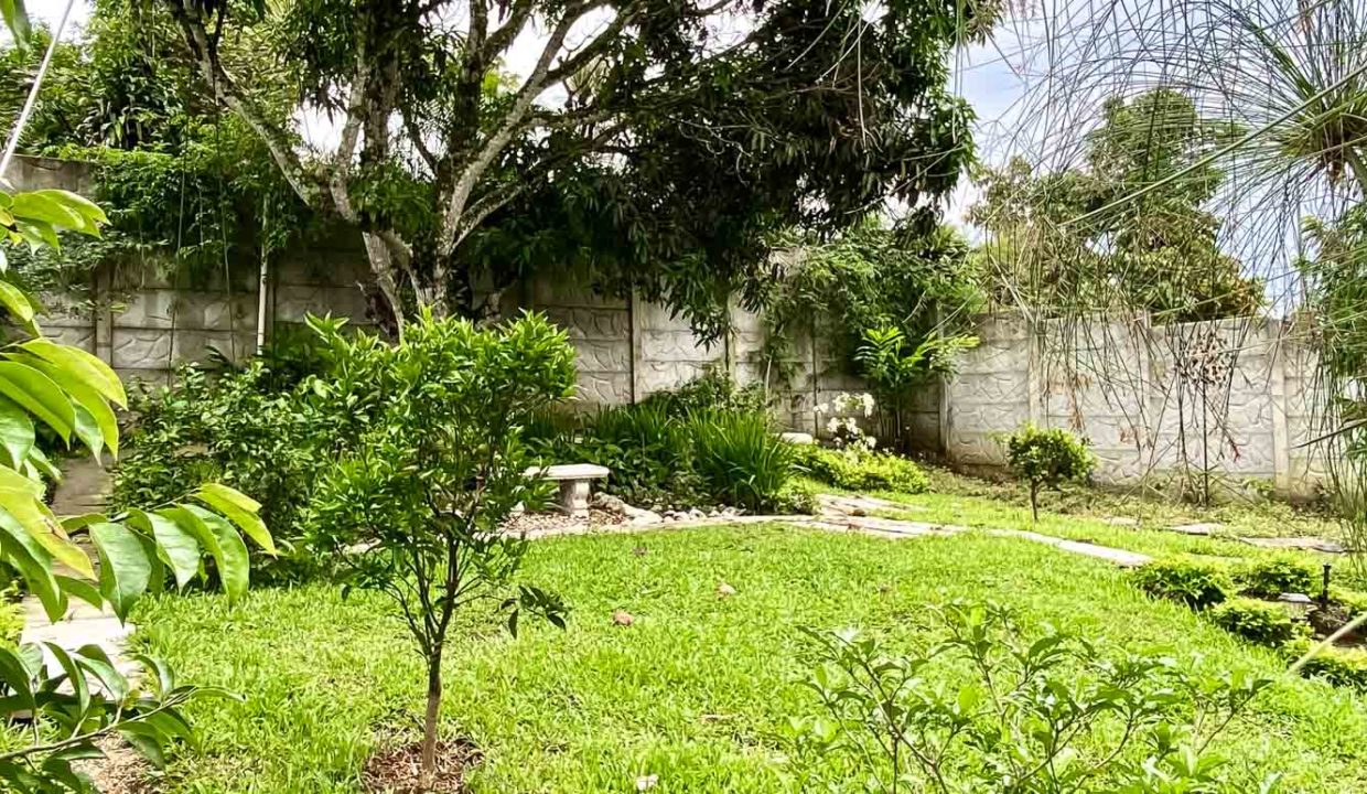 Independent-modern-house-with-big-yard-for-sale-Palmares-21
