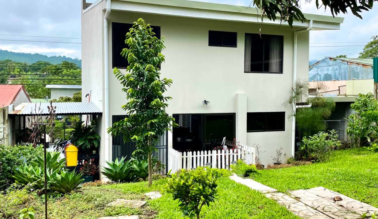 Independent-modern-house-with-big-yard-for-sale-Palmares-23