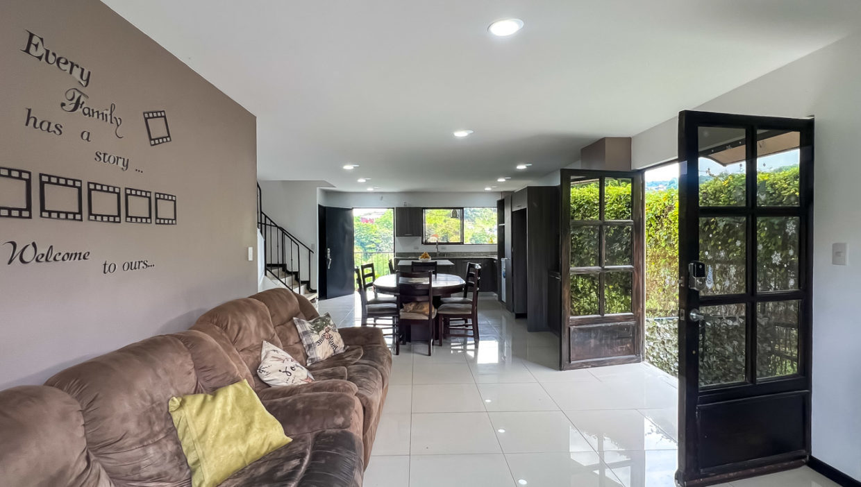 Large-house-for-sale-in-a-beautiful-gated-community-San-Miguel-Grecia-17