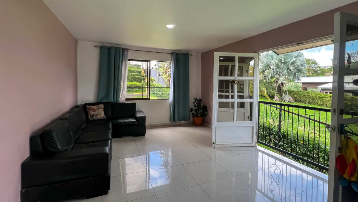 Large-house-for-sale-in-a-beautiful-gated-community-San-Miguel-Grecia-23