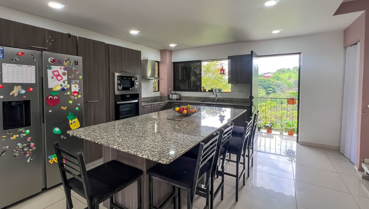 Large-house-for-sale-in-a-beautiful-gated-community-San-Miguel-Grecia-25