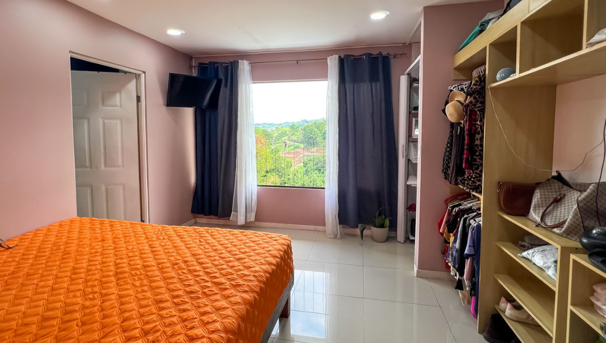 Large-house-for-sale-in-a-beautiful-gated-community-San-Miguel-Grecia-30