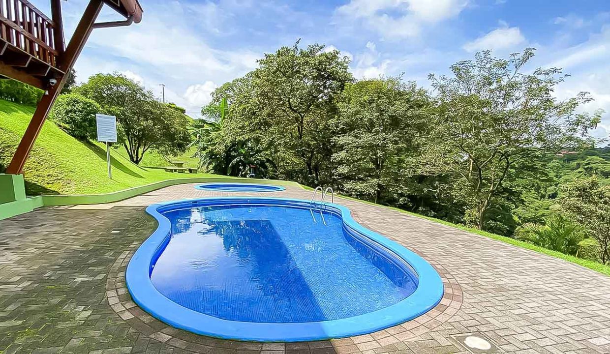 Large-house-for-sale-in-a-beautiful-gated-community-San-Miguel-Grecia-8