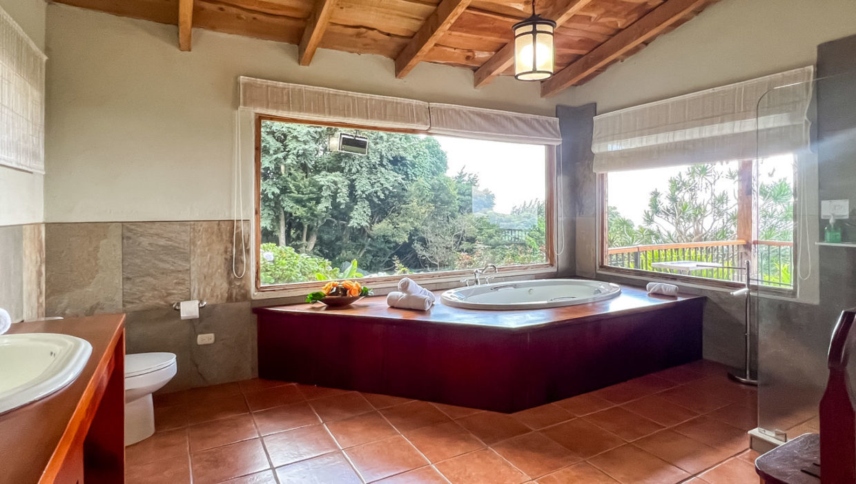 Stunning-home-and-property-with-views-and-terrace-in-Poas-Alajuela-10