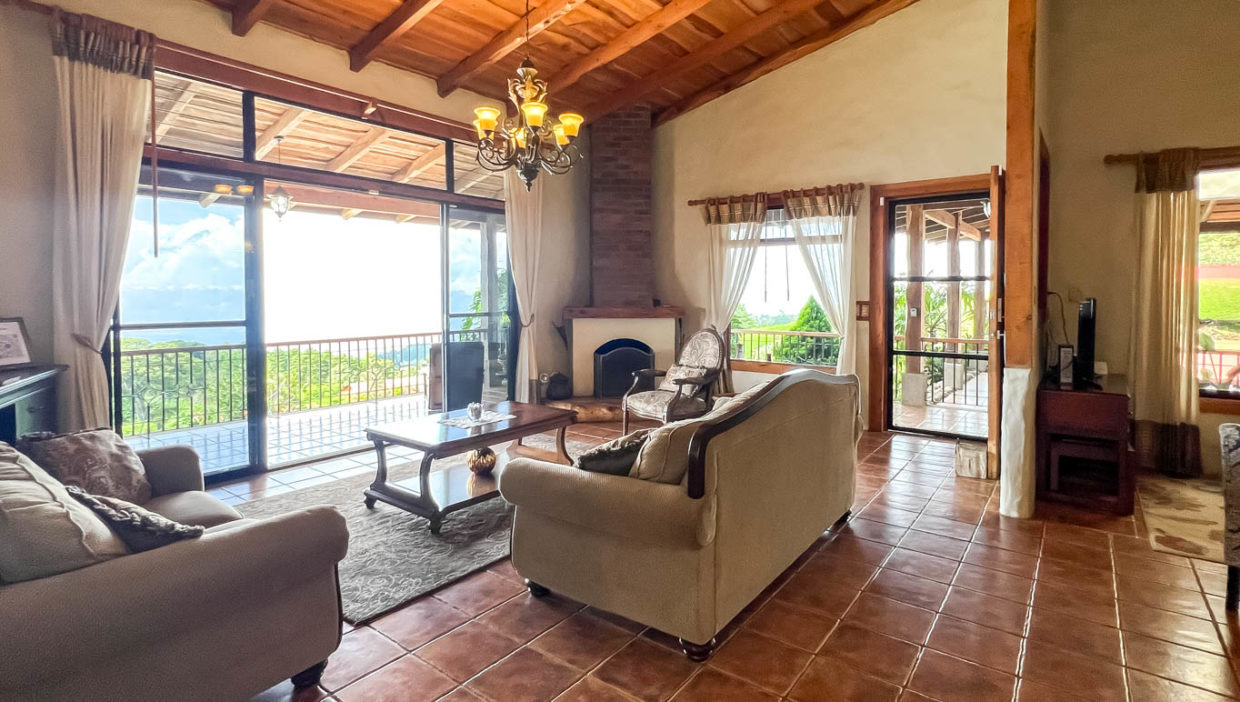 Stunning-home-and-property-with-views-and-terrace-in-Poas-Alajuela-18
