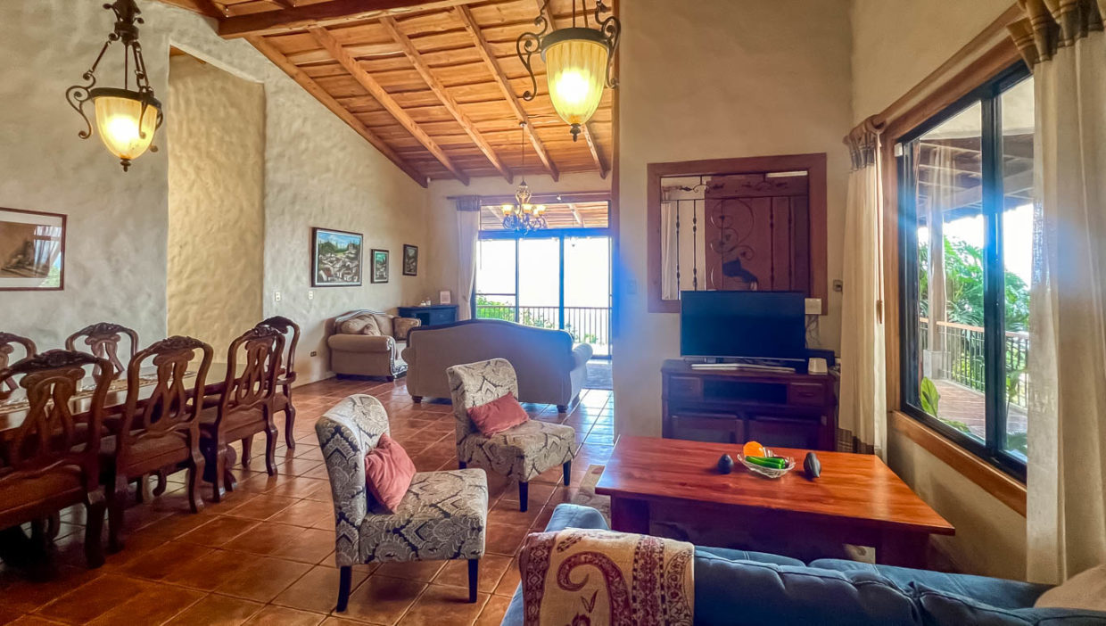 Stunning-home-and-property-with-views-and-terrace-in-Poas-Alajuela-2