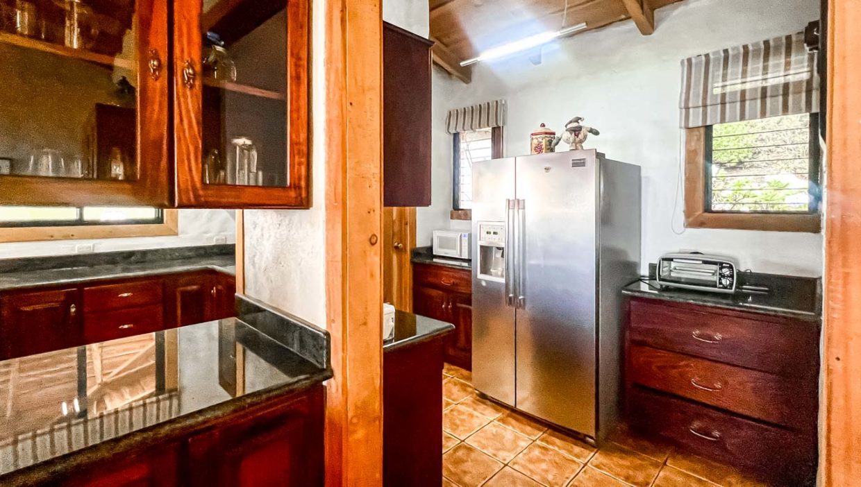 Stunning-home-and-property-with-views-and-terrace-in-Poas-Alajuela-3