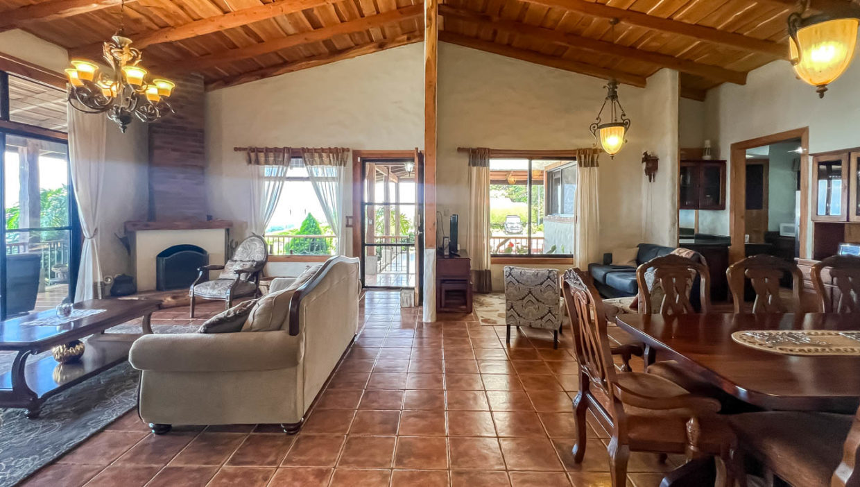 Stunning-home-and-property-with-views-and-terrace-in-Poas-Alajuela-4