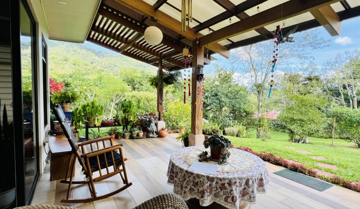 Charming Property with Spacious Land, Views and Pool, Palmares