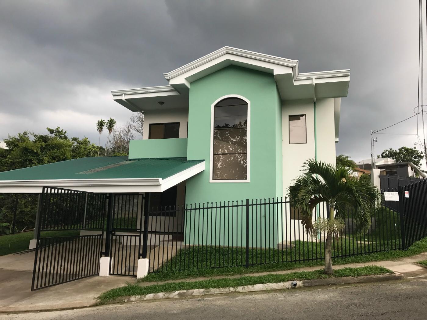 Furnished upstairs apartment walking distance to the Feria in Grecia