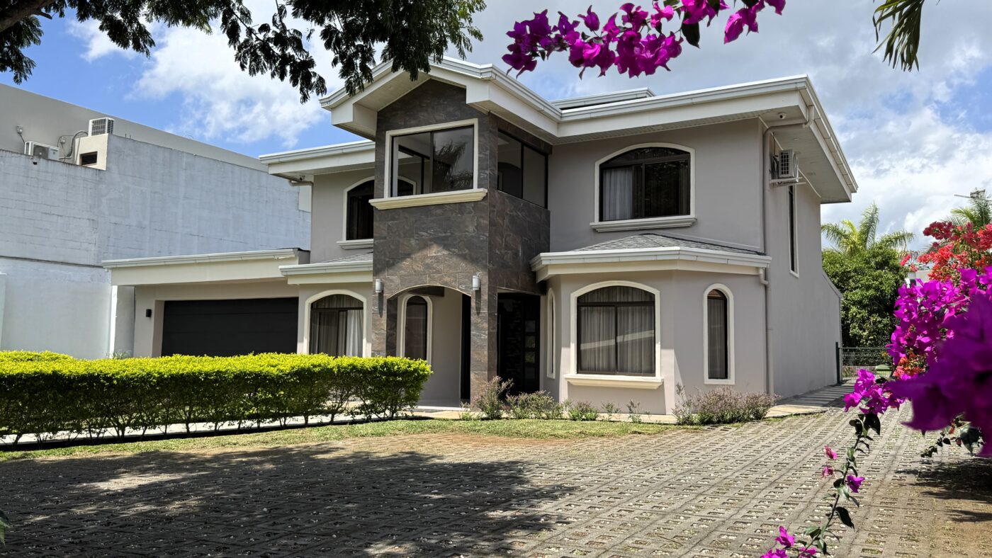 Large property with a generous house, rancho, and private water well, just 5 minutes from Palmares
