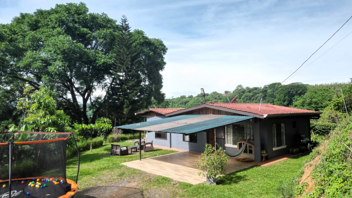 Private house on a one-acre lot in El Rosario, Naranjo