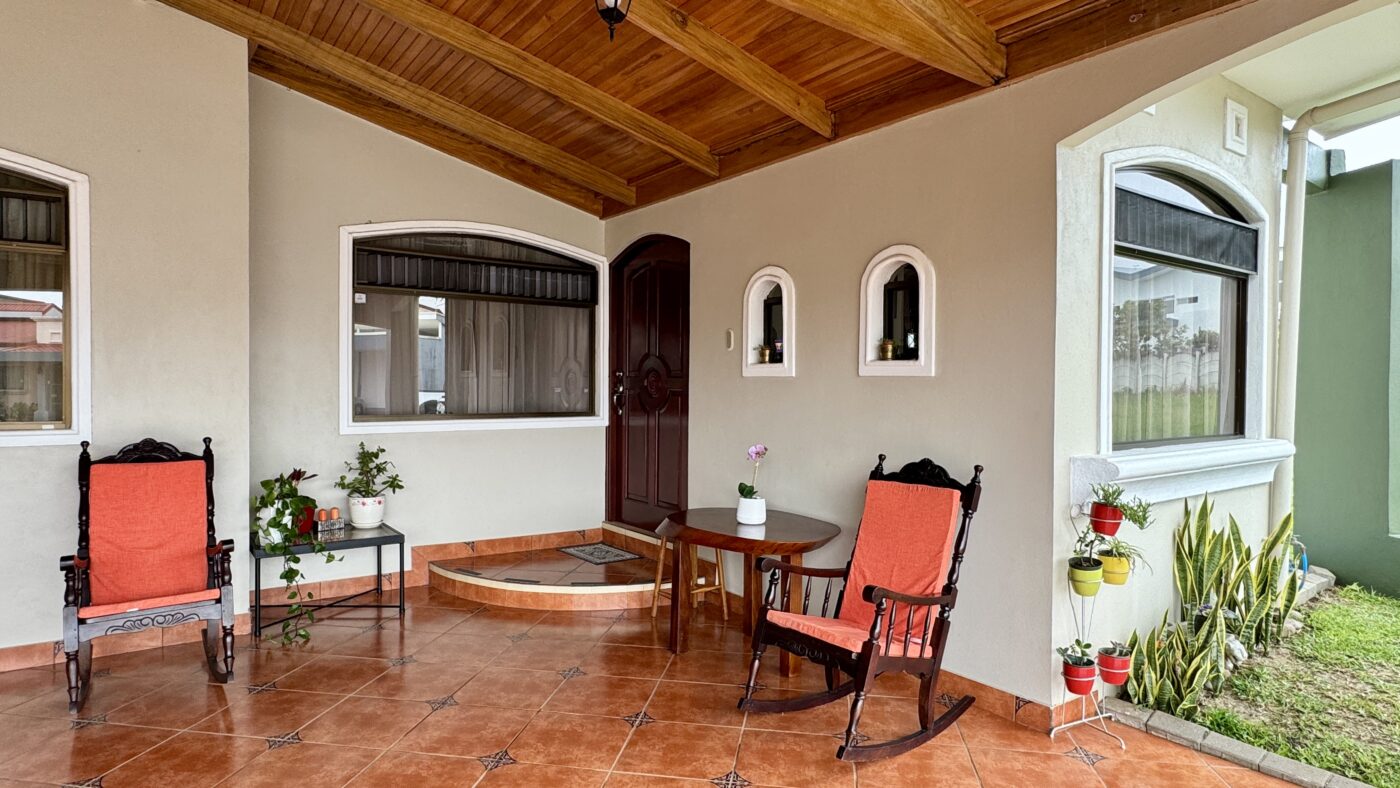 Spacious Home in Residential Otto Copper, just one mile from Downtown San Ramón, Alajuela