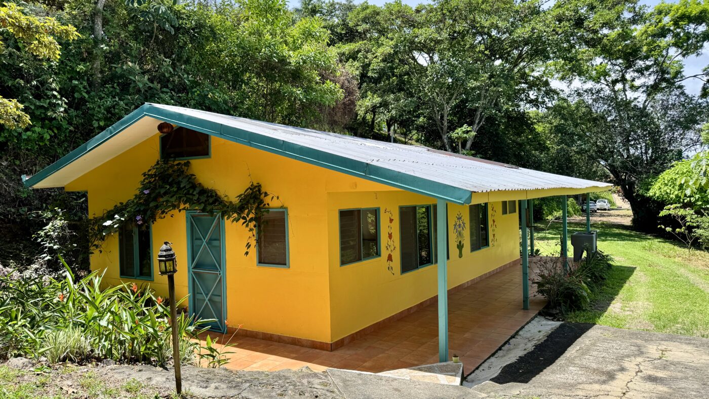 Large lot with a cozy house, immersed in nature in Posada Mimosa, Grecia.