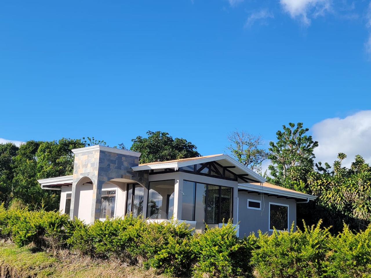 Beautiful property with a Large Lot,  & Great Central Valley Views in San Luis, Grecia